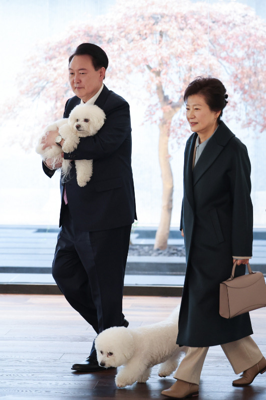 윤석열 대통령이 박근혜 전 대통령과 오찬을 마친 뒤 차량으로 이동하고 있다. /사진=대통령실 제공, 뉴시스