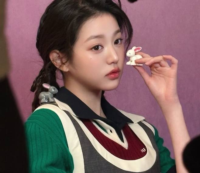 사진은 아이브 장원영이 공유한 화보 촬영 비하인드 사진. /사진= 장원영 인스타그램 캡처