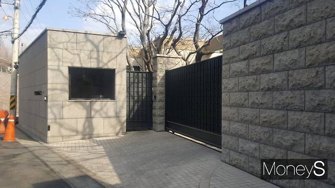 이명희 신세계그룹 총괄회장의 서울 용산구 한남동 자택이 10년째 전국서 가장 비싼 주택으로 나타났다. 사진은 이 총괄회장의 한남동 자택. /사진=김창성 기자