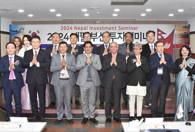 16일 부산상공회의소에서 ‘2024 네팔 부산 투자세미나’에  네팔 다모다 반다라 산업통상부 장관(앞줄 왼쪽 네 번째)과 쁘스뻐 라지 바타라이 네팔대리대사(앞줄 오른쪽 세 번째), 송복철 부산경제진흥원장(왼쪽 두 번째) 등 참석자들이 기념 촬영하고 있다. [사진=임순택 기자]