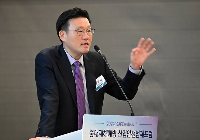 김종윤 고용노동부 산업안전보건본부장이 18일 서울 중구 더 플라자 호텔에서 열린 중대재해예방 산업안전법제포럼 12월 초청강연에 연사로 참석해 강연을 하고 있다.  이상섭 기자