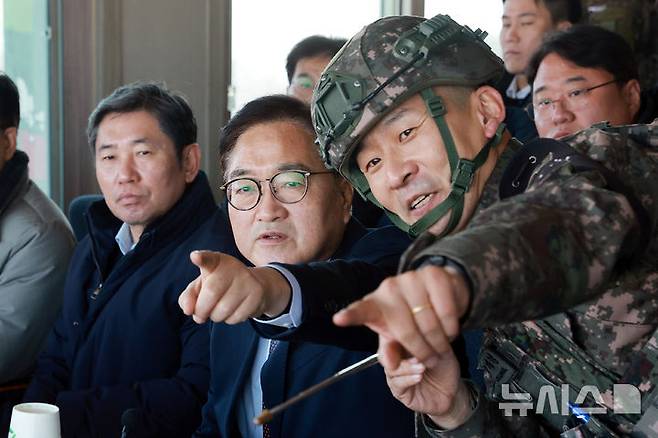 [철원=뉴시스] 국회사진기자단 = 우원식 국회의장(가운데)이 18일 오전 강원도 철원군 3사단 백골 OP에서 정재열 3사단장에게 북측 지형에 대한 설명을 듣고 있다.2024.12.18. photo@newsis.com