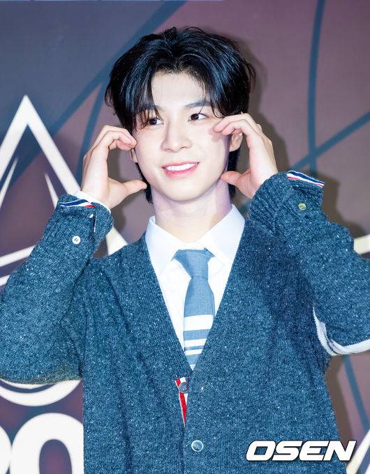 [OSEN=인천, 민경훈 기자] 16일 오후 인천 영종도의 한 리조트 공연장 미팅룸에서 '제1회 코리아 그랜드 뮤직 어워즈(KGMA)' 1일차 레드카펫 포토월 행사가 진행됐다.16일과 17일 양일간 열리는 '2024 KGMA'는 새로운 K팝 축제를 표방하는 시상식으로 배우 남지현과 뉴진스 하니, 에스파 윈터가 이틀에 걸쳐 MC로 호흡을 맞춘다.JD1(정동원)이 입장하며 포즈를 취하고 있다. 2024.11.16 / rumi@osen.co.kr