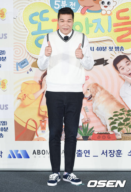 [OSEN=박준형 기자] 6일 서울 상암동 SBS 프리즘타워 컨퍼런스홀에서 SBS플러스 ‘개판 5분 전, 똥강아지들’ 제잘발표회가 진행됐다.아이와 강아지의 로맨스가 따뜻하게 그려질 ‘개판 5분 전, 똥강아지들’은 반려동물 1000만 시대에 아이와 강아지가 평화롭게 공존 할 수 있는 방법을 함께 고민해보고 이들이 함께 할 때 더욱 커지는 기쁨을 담은 프로그램.서장훈이 포즈를 취하고 있다. / soul1014@osen.co.kr
