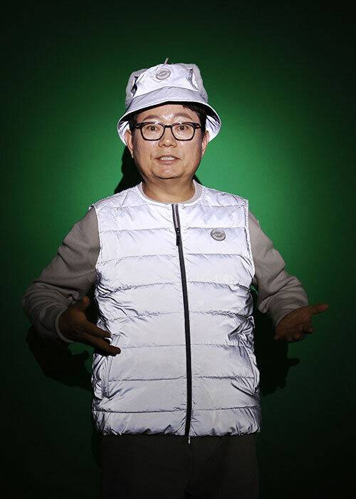 한문철 변호사가 밤길에 보행자가 잘 안 보여서 차에 치이는 사고를 막기 위해 제작한 반광 조끼와 방한모를 입고 쓴 채 효과를&nbsp;설명하고 있다. 이제원 선임기자&nbsp;&nbsp;