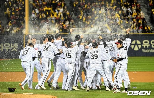 LG 선수들의 우승 세리머니 모습.