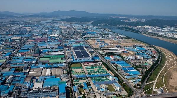 한국과 독일은 제조업과 수출을 무기로 경제 기적을 일궈냈다. 구미공단 전경. [사진 | 뉴시스]