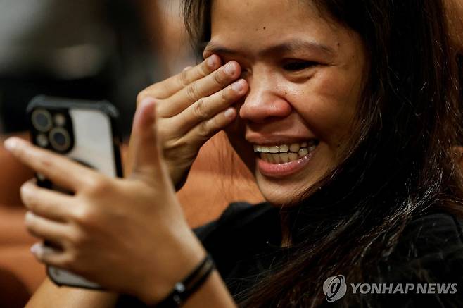 본국 송환 직전 가족과 영상통화하는 벨로소 [로이터 연합뉴스 자료사진. 재판매 및 DB 금지]