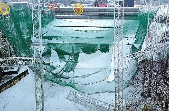 폭설에 내려앉은 골프연습장 그물 (평택=연합뉴스) 28일 경기 평택시 도일동의 한 골프연습장의 상부 철제그물이 무너져 있다.
    이곳에선 전날 폭설에 의한 것으로 추정되는 철제그물 붕괴 사고로 아래에서 눈을 치우던 30대 근로자가 숨졌다. 2024.11.28 [인천일보 제공. 재판매 및 DB 금지] stop@yna.co.kr