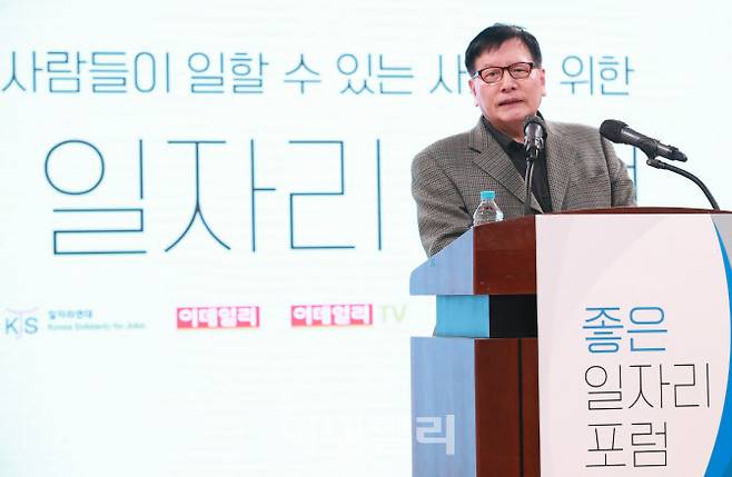 이채필 일자리연대 상임대표가 19일 서울 중구 통일로 KG타워 하모니홀에서 열린 좋은 일자리 포럼에서 인사말을 하고 있다.(사진=노진환 기자)