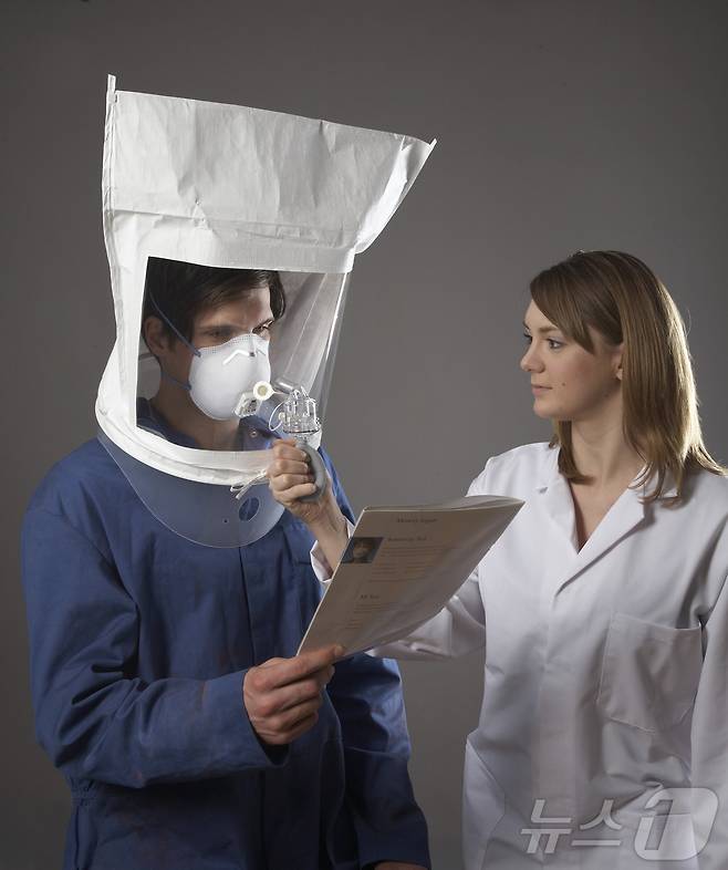 호흡보호구 밀착도 검사 모습.(3M 제공)