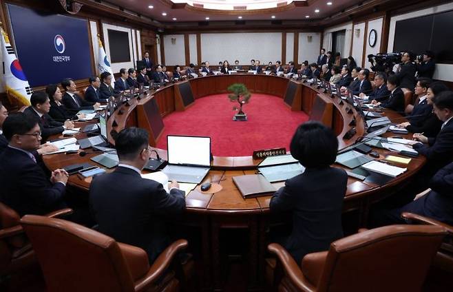 한덕수 대통령 권한대행 겸 국무총리가 19일 정부서울청사에서 임시 국무회의를 주재하고 있다. 연합뉴스