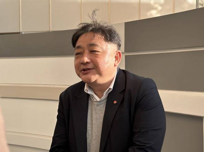 성낙선 롯데케미칼 최고재무책임자(CFO)가 사채권자 집회가 있던 19일 기자들과 만나 설명하고 있다. 이성민 기자