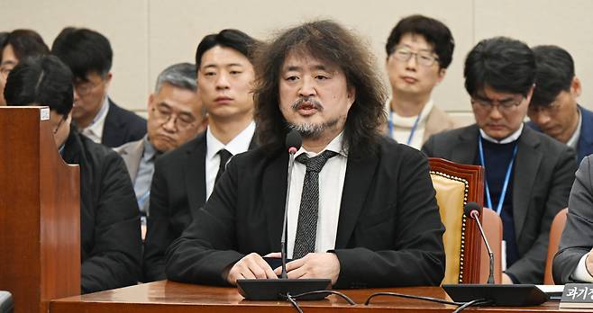 방송인 김어준씨가 지난 13일 국회 과방위 전체회의에 참고인으로 출석해 비상계엄 사태와 관련해 제보 내용을 밝히고 있다. 김 씨는 체포되어 이송되는 한동훈을 사살한다는 등의 내용을 제보 받았다고 주장했다./이덕훈 기자