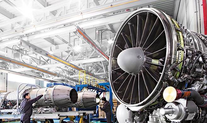 한화에어로스페이스 창원사업장에서 작업자가 엔진을 검수하고 있다. /한화에어로스페이스 제공