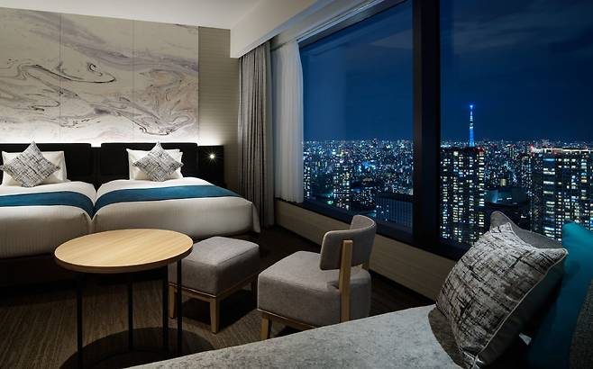 야경이 내려다보이는 미츠이 가든 호텔 도요스 프리미어 객실.