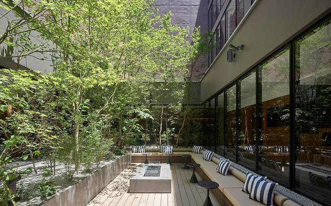 푸릇한 중정이 여행객을 맞이하는 미츠이 가든 호텔 교토 산조 프리미어.