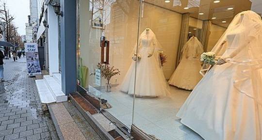 서울 마포구 아현동 웨딩거리 한 웨딩드레스 판매점.<연합뉴스>