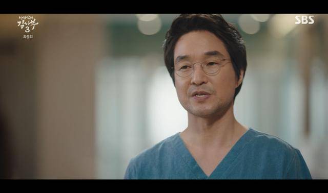 시즌 3까지 만들어질 정도로 인기를 끌었던 의학드라마 '낭만닥터 김사부'의 한 장면. SBS 캡처