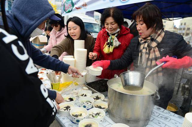 윤석열 대통령의 탄핵소추안 국회 표결을 앞둔 14일 자원봉사자들이 광주 동구 5·18민주광장에서 시민들에게 떡국을 나눠주고 있다. 광주=뉴스1