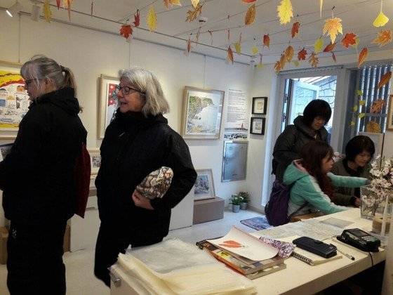 감천문화마을을 찾은 외국인 관광객이 미술 작품을 보고 있다. 중앙포토