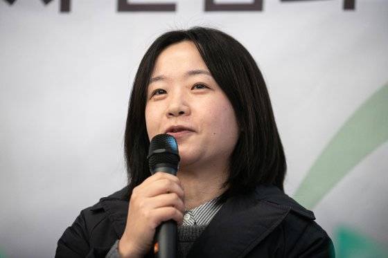 열림원 '제1회 림LIM 문학상' 대상작 '눈사람들, 눈사람들'의 작가 성수진이 19일 서울 종로구 문화공간 길담에서 열린 기자 간담회에서 수상소감을 밝히고 있다.뉴스1