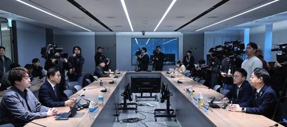 박단 대한전공의협의회 비상대책위원장(왼쪽부터)과 박형욱 대한의사협회 비상대책위원장, 박주민 국회 보건복지위원장, 김영호 국회 교육위원장이 19일 오후 서울 용산구 대한의사협회에서 간담회를 갖고 있다. 뉴스1