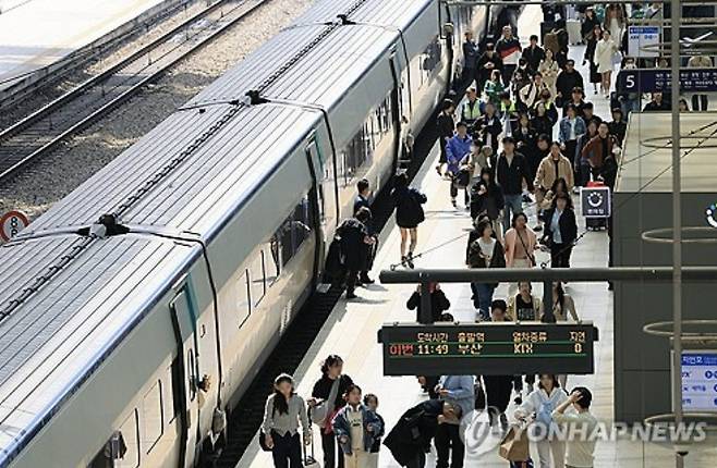 서울역에서 KTX 승객들이 하차한 뒤 이동하고 있는 모습.(연합뉴스 제공)