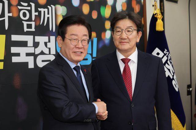 이재명 더불어민주당 대표가 18일 오후 서울 여의도 국회에서 예방한 권성동 국민의힘 대표 권한대행 겸 원내대표를 만나 악수하고 있다. 연합뉴스