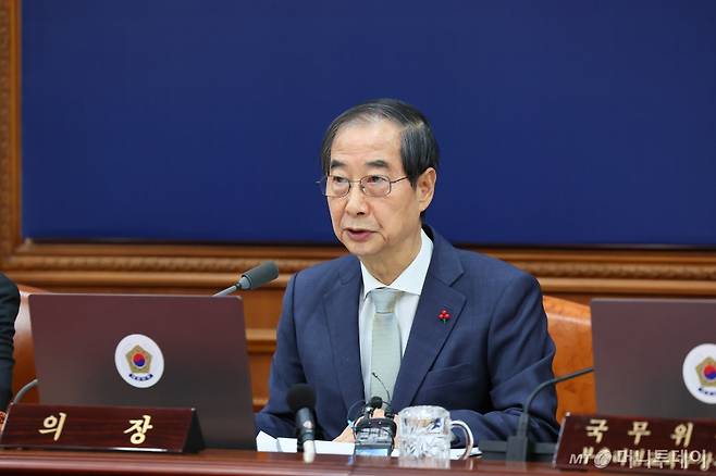 (서울=뉴스1) = 한덕수 대통령 권한대행 국무총리가 19일 서울 종로구 정부서울청사에서 열린 임시국무회의에서 발언하고 있다. (총리실 제공) 2024.12.19/뉴스1 Copyright (C) 뉴스1. All rights reserved. 무단 전재 및 재배포, AI학습 이용 금지. /사진=(서울=뉴스1)