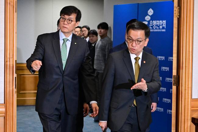 최상목(오른쪽) 부총리 겸 기획재정부 장관과 이창용(왼쪽) 한국은행 총재가 19일 오전 서울 중구 은행회관에서 열린 ‘긴급 거시경제금융회의’에 참석하기 위해 회의장에 들어서고 있다.   문호남 기자