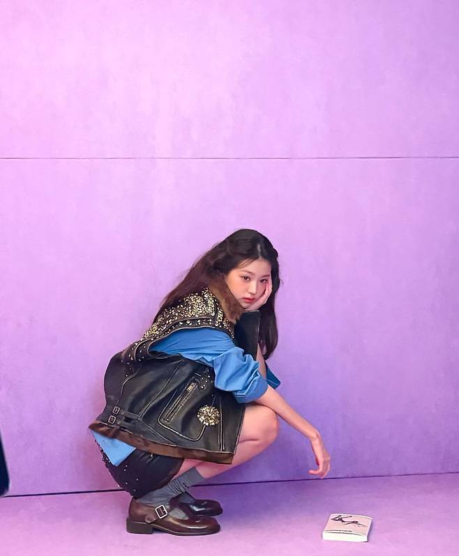 [서울=뉴시스] 17일 장원영은 자신의 인스타그램에 "Wonyoung in Wonderland"라는 글과 함께 화보 비하인드 컷을 올렸다. (사진=인스타그램 갈무리) *재판매 및 DB 금지