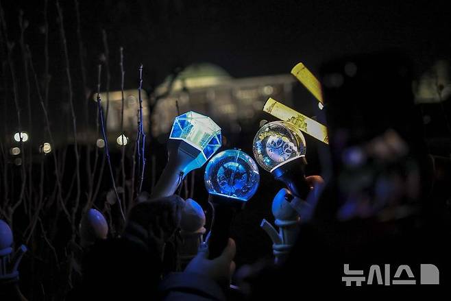 [서울=뉴시스] 정병혁 기자 = 윤석열 대통령 탄핵소추안 재표결이 가결된 지난 14일 서울 영등포구 국회 앞에서 열린 '내란수괴 윤석열 즉각탄핵' 범국민 촛불대행진에서 시민들이 기뻐하고 있다. 2024.12.14. jhope@newsis.com