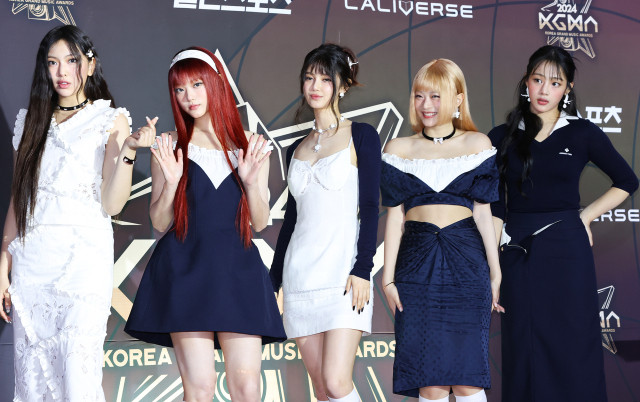 그룹 뉴진스(New Jeans)가 11월 16일 인천 중구 인스파이어 아레나에서 열린 ‘제1회 코리아 그랜드 뮤직 어워즈(KGMA)’ 레드카펫에서 포즈를 취하고 있다. 김규빈 기자