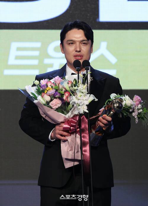 LG 트윈스 박동원이 26일 서울 송파구 롯데호텔 월드 크리스탈볼룸에서 열린 2024 신한 쏠뱅크 KBO 시상식에서 포수부문 수비상을 수상하고 있다. 2024.11.26 권도현 기자