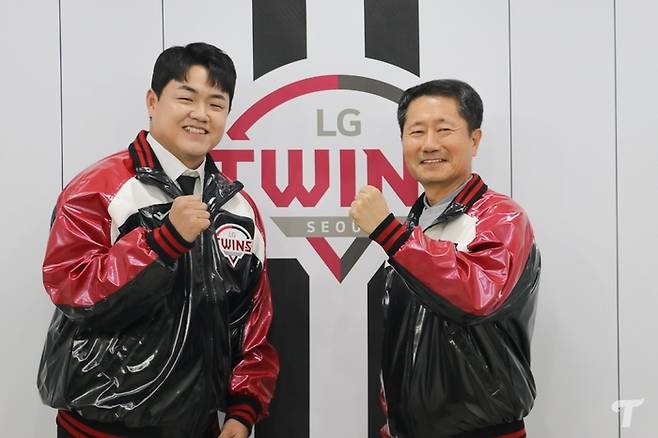 KIA 장현식(왼쪽)이 11일 LG와 FA 계약 뒤 김인석 대표이사와 파이팅을 외치고 있다. LG 트윈스 제공