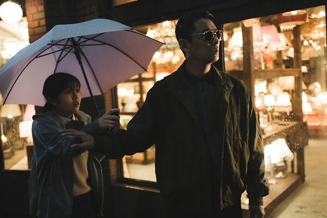 디즈니플러스의 오리지널 드라마 ‘조명가게’ 한 장면. 사진 월트디즈니컴퍼니 코리아