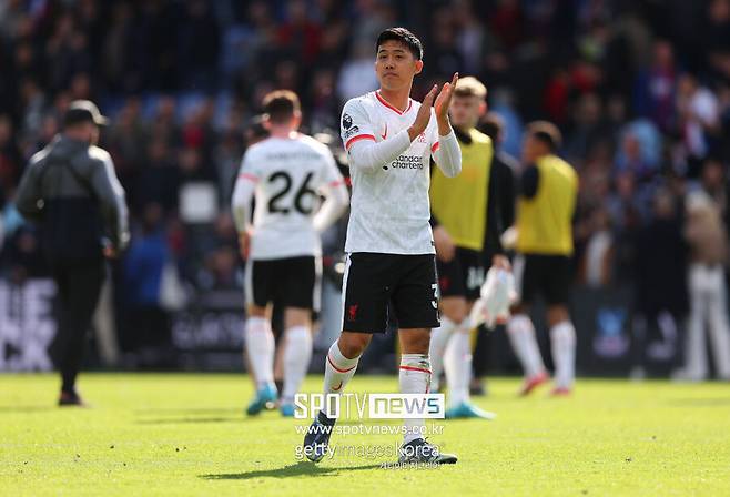 ▲ 그런데 클롭 감독이 떠나고 아르네 슬롯 감독이 새롭게 지휘봉을 잡으면서 완전히 상황이 달라졌다. 슬롯 감독은 수비형 미드필더 자리에 엔도가 아닌 라이언 흐라헨베르흐를 우선시하고 있다.