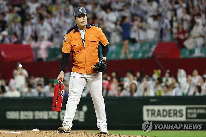 소방수 등장 (인천=연합뉴스) 신현우 기자 = 6일 인천SSG랜더스필드에서 열린 2024 신한 SOL뱅크 KBO 올스타전 드림 올스타와 나눔 올스타의 경기. 6회말 1사 1루 드림 kt 장성우 타석 때 교체 투입된 나눔 키움 조상우가 소방대원 복장으로 마운드에 오르고 있다. 2024.7.6 nowwego@yna.co.kr