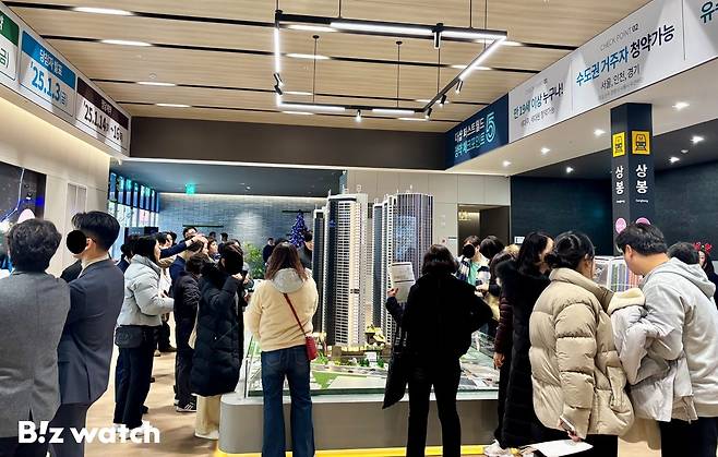 '더샵 퍼스트월드' 견본주택 관람객들이 단지 모형도를 살펴보고 있다. /사진=김진수 기자