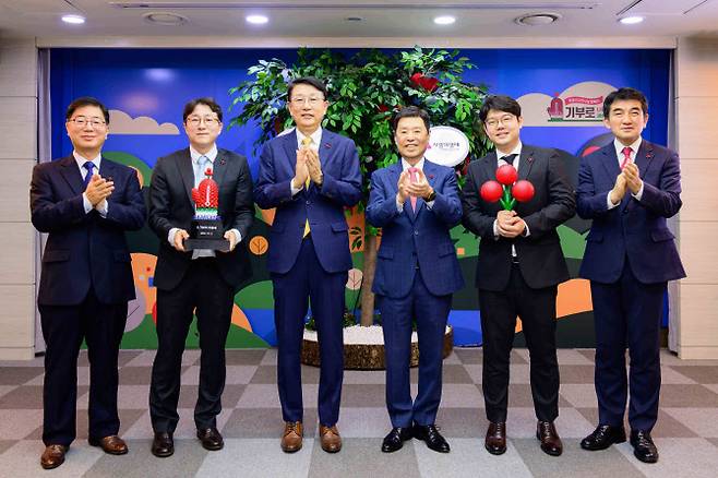 김병준 사회복지공동모금회장(왼쪽 네번째)과 장석훈 삼성사회공헌업무총괄 사장(왼쪽 세번째), 박범철 삼성전자 DS부문 사원대표(왼쪽 두번째), 서준영 삼성전자 DX부문 사원대표(왼쪽 다섯번째), 황인식 사회복지공동모금회 사무총장(오른쪽), 제현웅 삼성글로벌리서치 CSR 연구실장 부사장이 지난 2일 서울 중구 사회복지공동모금회 회관에서 열린 연말 이웃사랑 성금 전달식에 참석해 박수 치며 기념촬영을 하고 있다. (사진=삼성그룹 제공)