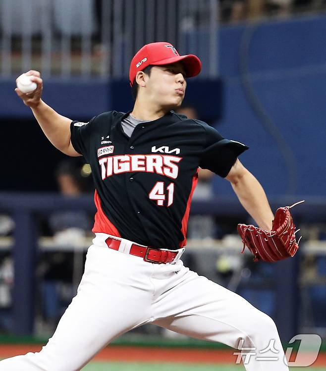 14일 서울 구로구 고척스카이돔에서 열린 프로야구 '2024 신한 SOL 뱅크 KBO리그' KIA 타이거즈와 키움 히어로즈의 경기에서 1회말 KIA 선발투수 황동하가 역투하고 있다. 2024.8.14/뉴스1 ⓒ News1 오대일 기자