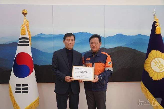 19일 국회 본관에서 문병국 고려아연 노동조합 위원장(오른쪽)이 이학영 국회 부의장에게 적대적 M&A 중지 촉구 건의서를 전달하는 모습(고려아연 노동조합 제공)