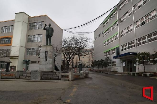 서울 은평구 응암동 충암고등학교. 왼쪽 건물은 충암중학교. 허영한 기자