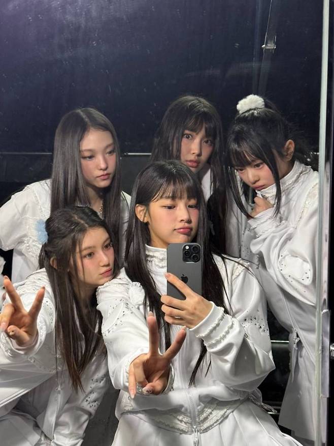 단체사진 촬영 중인 민지, 하니, 다니엘, 해린, 혜인. [사진제공 = 민지, 하니, 다니엘, 해린, 혜인]