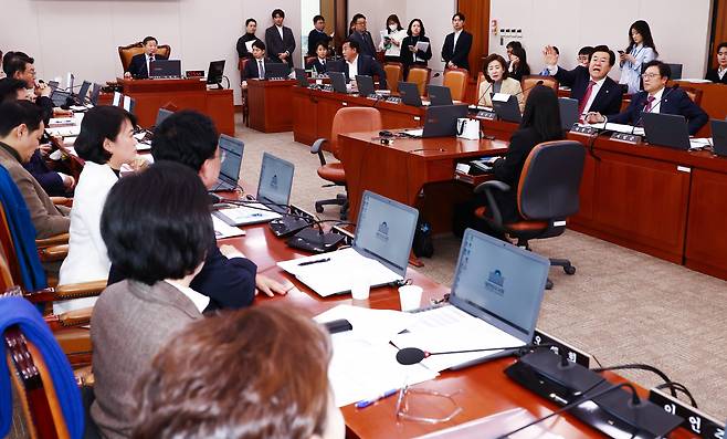 19일 오후 서울 여의도 국회에서 열린 산업통상자원중소벤처기업위원회 전체회의에서 여야 의원들이 계엄 사태와 관련해 언성을 높이고 있다. /뉴스1