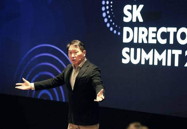 최태원 SK그룹 회장이 11월 7일 서울 광진구 워커힐 호텔에서 'SK 디렉터스 서밋(Directors' Summit) 2024'에서 오프닝 스피치를 하고 있다. ⓒSK