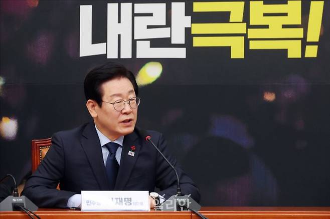 이재명 더불어민주당 대표가 지난 18일 오후 서울 여의도 국회에서 권성동 국민의힘 당대표 권한대행 겸 원내대표를 만나 인사말을 하고 있다. ⓒ데일리안 홍금표 기자