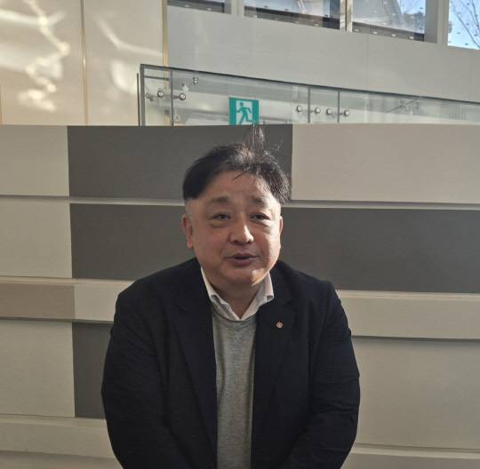 성낙선 롯데케미칼 화학군HQ 재무혁신본부장(CFO)이 19일 시그니엘 서울에서 기자들과 만나 사채권자 집회에 대한 기자들의 질문에 답하고 있다. 박한나 기자.