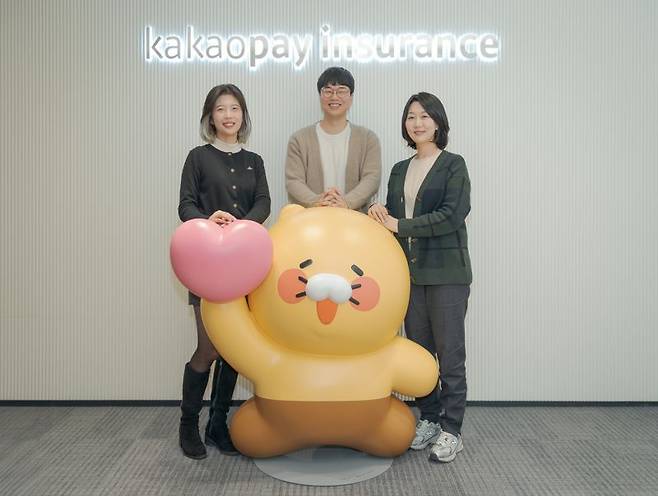 카카오페이손해보험 해외여행보험을 기획하고 개발한 카카오페이손보 해외여행보험팀 팀원들이 17일 경기도 성남시 카카오페이 본사에서 본지와 인터뷰 후 기념촬영을 하고 있다. 왼쪽부터 카카오페이손보 해외여행보험팀 안민서 매니저(서비스 기획), 강형준 리더(PO), 이선영 매니저(상품 개발). 사진=카카오페이손해보험 제공